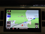 見やすい地図表示で、初めての道でも安心です。渋滞情報も確認できるので、スムーズな移動に役立ちます。運転に集中できますね。