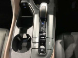 格納式のドリンクホルダー付きです。ドリンクホルダーとしてはもちろん、スマホや長財布を収納することだってできますよ。