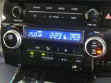 【オートエアコン】車内温度を感知して自動で温度調整をしてくれるのでいつでも快適な車内空間を創り上げます!どの席に座っても快適なドライブが楽しめます♪