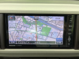 見やすい地図表示で、目的地までスムーズに案内。渋滞情報も確認できるので、最適なルートを選択できます。運転に集中できますね。