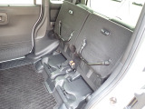 ◆チップアップ&ダイブダウン機構付【ULTR SEAT】は後席座面を左右分割で跳ね上げることができます。トランクで積載できない背の高い荷物をラクラク収納できます。ホンダ車ならではの人気装備です。
