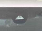 【ホンダセンシング】走行中に前方の車両等を認識し、衝突しそうな時は警報とブレーキで衝突回避と被害軽減をアシスト。より安全にドライブをお楽しみいただけます。