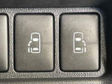 【両側パワースライドドア】スマートキーや運転席のスイッチで後席両側スライドドアの開閉が可能♪電動だから力を入れてドアを開ける必要が無く、小さなお子様でも簡単に開け閉めでき快適です♪
