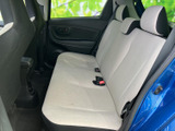 後席も広々としており、快適な空間を提供します。長距離移動でもゆったりとくつろげるでしょう。家族連れにもおすすめです。