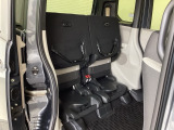 後席の座面をはねあげると、後席のあったスペースがそのまま高さのある荷室空間に!背の高い荷物も横にせずそのまま積み込めます。もちろん左右片方だけのアレンジも可能です。