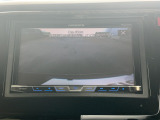 【リアカメラ】リバースに入れるだけで後方の映像が映ります。安全確認や、狭い駐車場での車庫入れ、雨の日や夜間など視界の悪い時に便利です。安全にバックする為には欠かせない装備です。
