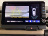 バックギアに入れますとご覧のような画像に自動的に切り替わります。車庫入れ時に役立ちます。