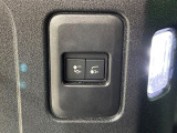 電子制御エアサスペンション 走行中や停車時に車高を上げ下げすることで、多用途性を高めます。乗員の乗り降りの際やトランクに荷物などを積み込むときにも便利です。