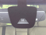 【エマージェンシーブレーキ】走行中に前方の車両等を認識し、衝突しそうな時は警報とブレーキで衝突回避と被害軽減をアシスト。より安全にドライブをお楽しみいただけます。