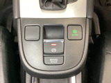 セレクトレバーの下に電子制御パーキングブレーキがあります。スイッチひとつで、停車した地点の傾斜などをシステムが検知・判断してブレーキ力を自動的に制御し、しっかり停車できるパーキングシステムです。