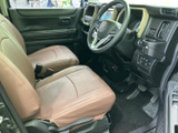 開放感のある室内空間。ドライバー席からの視界は広く、運転操作もスムーズに行えます。上質なシート素材で、快適な時間を過ごせます。