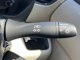 操作しやすい位置に配置されたウインカーレバーで、安全な車線変更をサポートします。直感的な操作感で、スムーズな運転をアシスト。夜間でもわかりやすい操作感です。