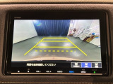 リバースギアに入れるだけで後方の表示へ切り替わります。夜間や雨の日の駐車も楽になりますよ。