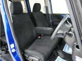 運転席のスペースはゆったりしていて、視界も広く確保されているので普段の運転からロングドライブまで快適です。