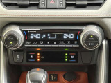 ●デュアルオートエアコン●!運転席と助手席で、それぞれお好みに合わせて温度設定が行えます♪