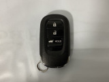 スマートキーを装備しています。鍵を差し込むことなくドアロックの開け閉めと、スタートボタン操作でのエンジンスタートができます。ボタン操作でトランクが開けられる電動テールゲートのボタンもついています。
