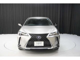 エクステリアは、一目でLEXUSとわかるスピンドルグリルを起点に、人が乗るキャビンの前後を大胆に絞り込んだ菱形のボディと力強く張り出したホイールフレアを融合させ、タイヤの存在を強調しています。