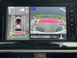 アラウンドビューモニターです。4つのカメラからの映像を合成・処理することで空から見下ろすような視点で周囲を確認でき、駐車時のクルマの位置確認がスムーズになります。