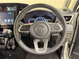 ステアリングスイッチ搭載!手を離さずに手元のスイッチでさまざまな操作が可能。運転中、視線をそらさなくても操作ができて安全です!