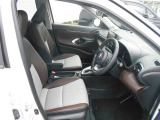 運転席は、ひじ掛け付きのシートでゆったり座れます!!