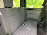 広々とした後席空間で、ゆったりとくつろげます。長距離移動でも疲れにくい快適な座り心地です。