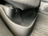 後部座席の足元にあるトレーは、転がりやすい傘などを収納するのにとても便利。