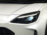【LEDヘッドライト】悪天候や夜間走行時も良好な視界を確保し安心して運転できる高輝度LEDヘッドライトを装備!点灯速度が早く、消費電力も抑えられています。