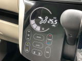 【オートエアコン】一度お好みの温度に設定すれば、車内の温度を検知し風量や温度を自動で調整。暑い&hellip;寒い&hellip;と何度もスイッチ操作をする必要はありません。快適な車内空間には必須の機能ですね♪