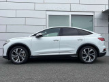 SUVの力強さとクーペを想わせる優美なシルエットを兼ね備え、そこにAudiの電気自動車であることを主張する先進的なデザインエレメントを散りばめました。