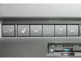 パワーバックドアです。手に荷物があって塞がっていてもスイッチで開閉できるので便利ですよ。