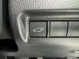 電動式バックドアです。 荷物を持ったままでもボタン一つで自動的に開け閉めできるので便利ですよ。 挟み込み防止機能も付いていますのでお子様の手や荷物を挟み込むのを防いでくれますよ。