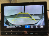 リバースギアに入れるだけで後方の表示へ切り替わります。夜間や雨の日の駐車も楽になりますよ。