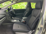 運転しやすいように設計されたインパネ周りです。各スイッチ類は操作しやすく、安全運転をサポートします。広々とした室内空間も魅力です。