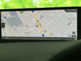 高精細な地図画面で、スムーズなナビゲーションを実現。細部まで鮮明に表示され、運転に集中できます。目的地への道案内をしっかりサポートします。