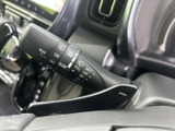 雨の日でもクリアな視界を確保。操作しやすい位置に配置され、運転に集中できます。