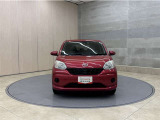 お車購入のポイントとなるフロントマスクです!シャープな目つきが印象的なデザインのヘッドランプです。