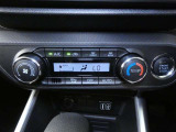 フロントオートエアコン装備ですので常にお好みの温度に調整ができ車内を快適な空間に保ってくれます。