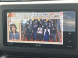 停車中にニュースや番組を視聴できるTV機能。長距離ドライブの休憩時などに、リラックスした時間を過ごせます。