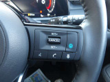 プロパイロットは高速道路の運転で、アクセル、ブレーキ、ハンドルの操作をクルマがアシスト。ドライバーの負担を軽減します。
