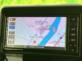 わかりやすい地図表示で、目的地までスムーズに案内してくれます。渋滞情報なども表示され、効率的なルートを選択できます。運転の負担を軽減します。