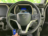 握りやすい形状で、操作性も抜群です。快適なドライビングポジションをサポートし、運転の楽しさを向上させます。