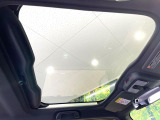 【ガラスルーフ】ガラスルーフ搭載で車内の解放感が一気にアップ!開放的なドライブをお楽しみいただけます。