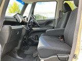 運転席からの視界は良好で、運転操作もスムーズに行えます。安全運転をサポートする機能も充実しています。