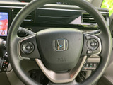 手に馴染むステアリングが、運転操作をスムーズに。操作性も良く、長距離運転でも疲れにくい設計です。快適な運転体験を。