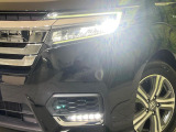 【LEDヘッドライト】悪天候や夜間走行時も良好な視界を確保し安心して運転できる高輝度LEDヘッドライトを装備!点灯速度が早く、消費電力も抑えられています。