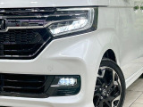 【LEDヘッドライト】悪天候や夜間走行時も良好な視界を確保し安心して運転できる高輝度LEDヘッドライトを装備!点灯速度が早く、消費電力も抑えられています。