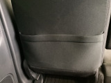 【収納】後部座席収納。散乱しがちな小物を収納するのに便利です。お子様のおもちゃやティッシュボックス、書類等様々なものの収納が可能です。