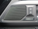MERIDIANサラウンドサウンドシステム『英国のオーディオブランドMERIDIANと共同開発された専用サラウンドシステムにより臨場感あふれるサウンドで包み込まれるオーディオ体験が堪能できます。