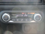 オートエアコン 温度を設定すればあとは車が空調管理してくれますよ♪