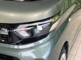 【LEDヘッドライト】悪天候や夜間走行時も良好な視界を確保し安心して運転できる高輝度LEDヘッドライトを装備!点灯速度が早く、消費電力も抑えられています。